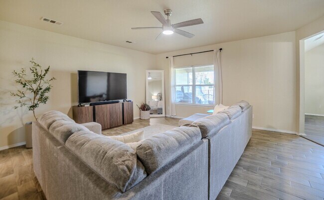 Foto del edificio - Beautiful 4-Bedroom Home with Spacious Backyard – Conveniently Located Near the New Interstate!