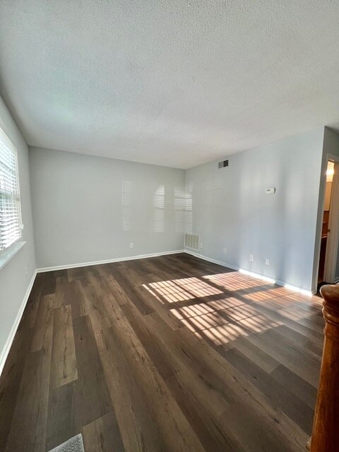 Foto del edificio - 1002 Willow Dr