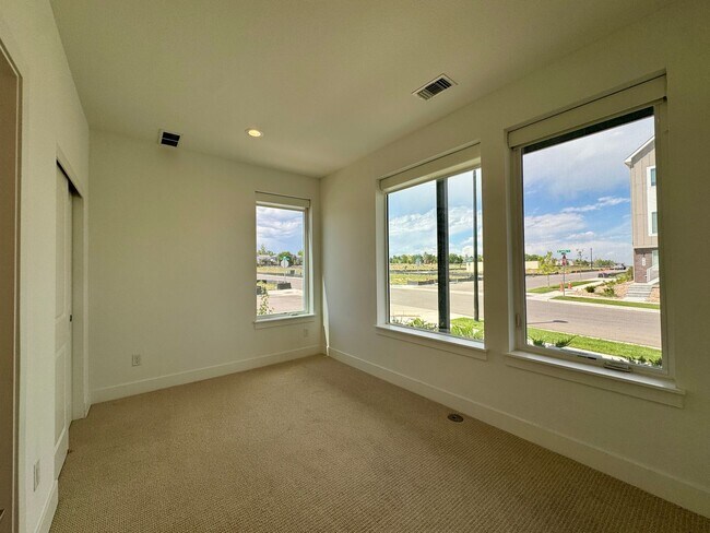 Building Photo - 706 Saddle Dr