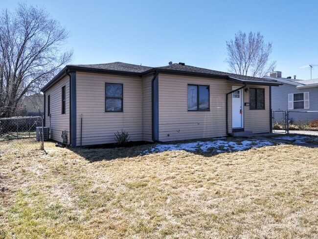 Building Photo - 3 Bedroom House with 2 Car Garage/Workshop