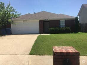 Building Photo - 1103 SW Apache Dr