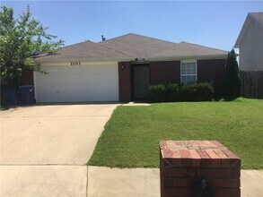 Building Photo - 1103 SW Apache Dr