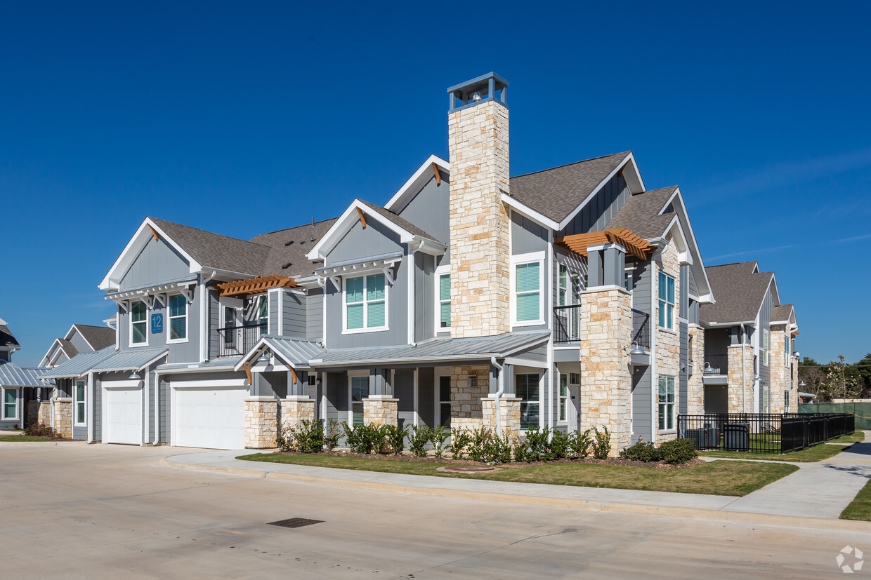 Primary Photo - Lakeside Row Apartments