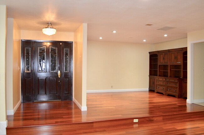 Foto del edificio - 345 N San Antonio Rd