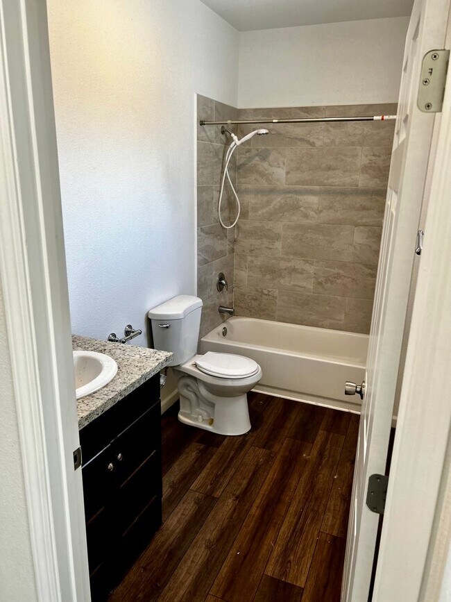 Foto del edificio - 1328 S Santa Fe St