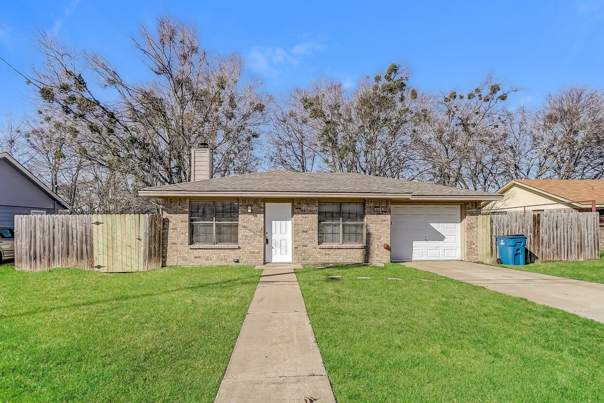 Primary Photo - 104 Melody Cir