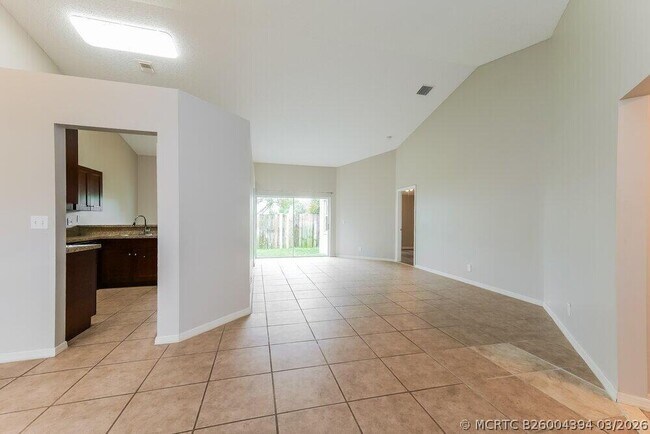 Foto del edificio - 180 Heatherwood Dr
