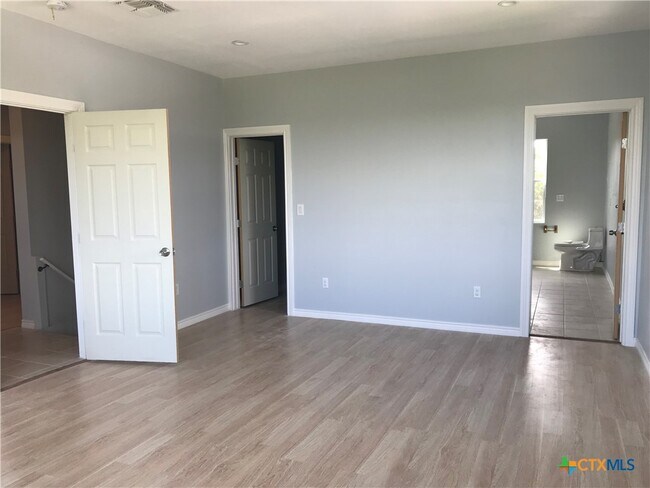 Foto del edificio - 729 Clay Ridge