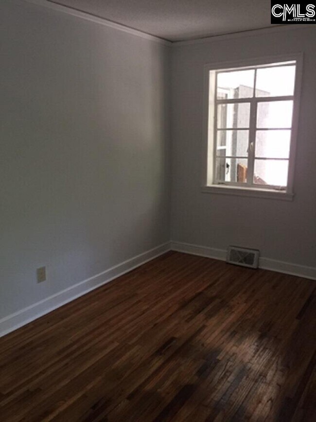 Foto del edificio - 2702 Parkwood Dr