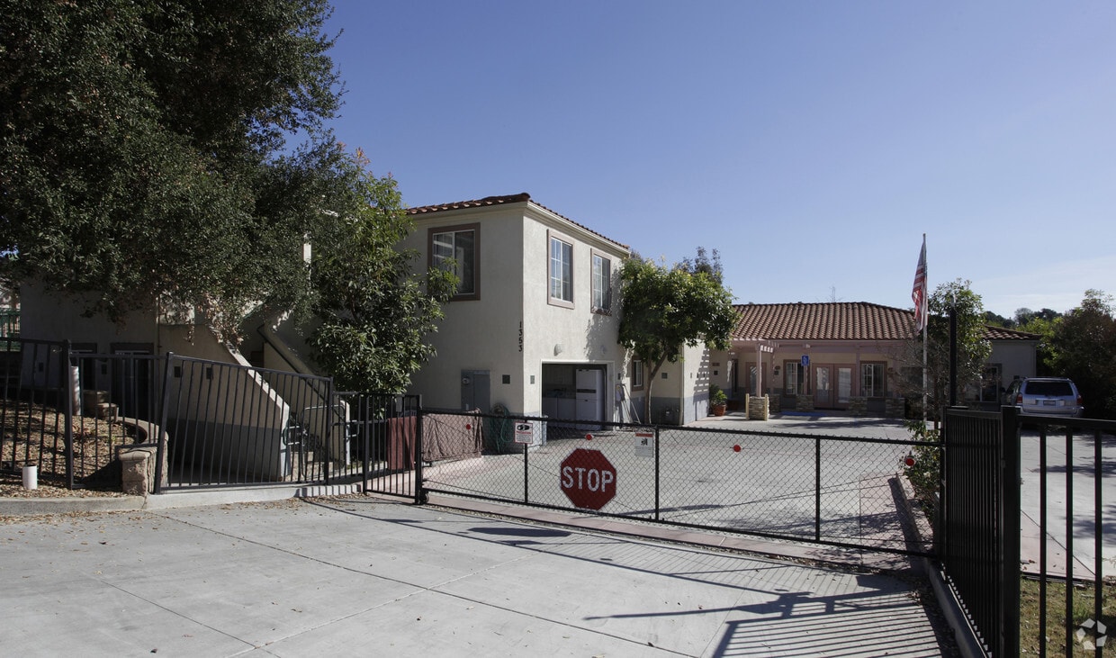 Primary Photo - 1353 Oak Hill Dr
