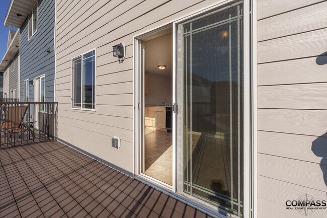 Foto del edificio - SPACIOUS TOWNHOME CONVENIENTLY LOCATED WITH IN-UNIT LAUNDRY