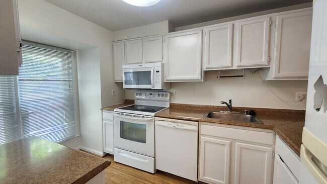 Foto del edificio - Convenient Location and Great Price!