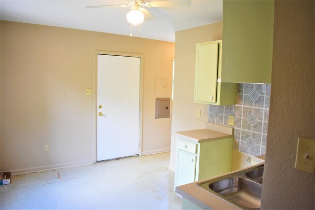 Foto del edificio - 2005 Railroad St