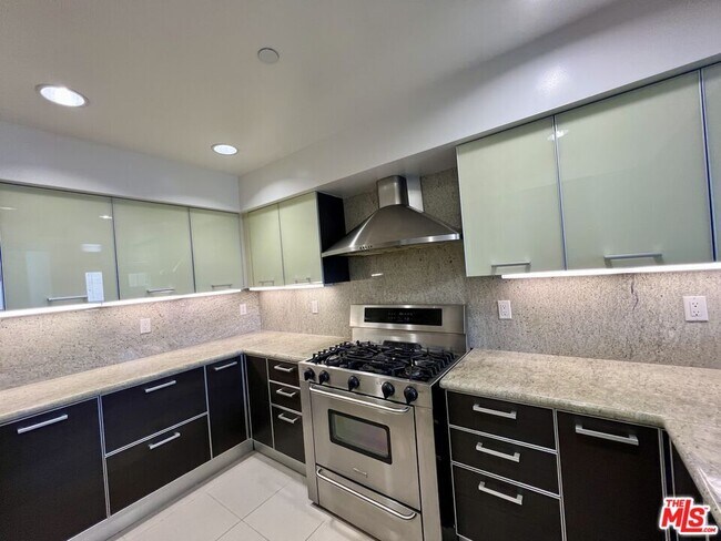 Foto del edificio - 1353 N Fuller Ave