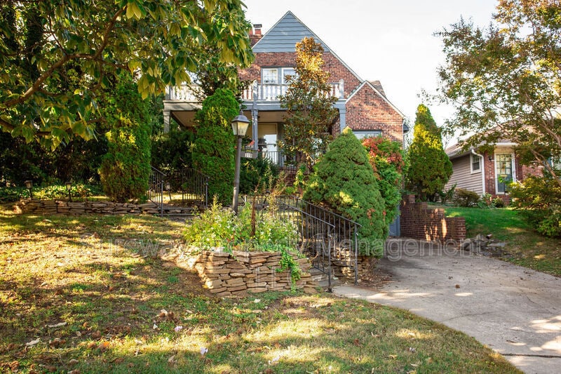 Foto principal - 319 N Newton Lake Dr