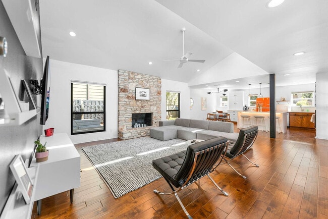 Building Photo - 11502 Oak Knoll Dr