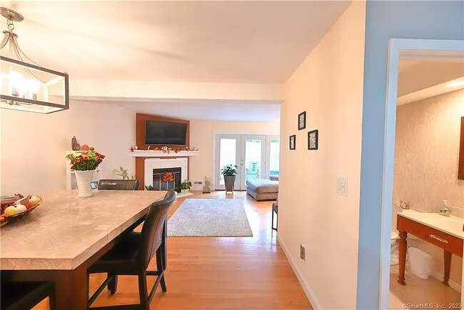 Comedor y sala de estar - 95 Country Pl