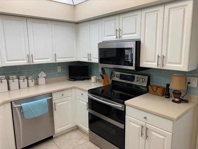 Foto del edificio - 7152 Strand Cir