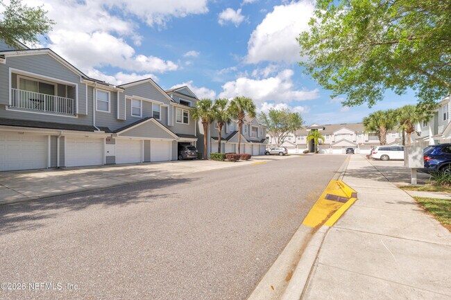 Foto del edificio - 7060 Deer Lodge Cir