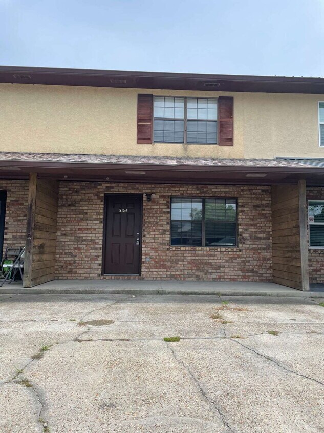 Primary Photo - 2/1.5 Townhouse, Fenced Backyard, Located ...
