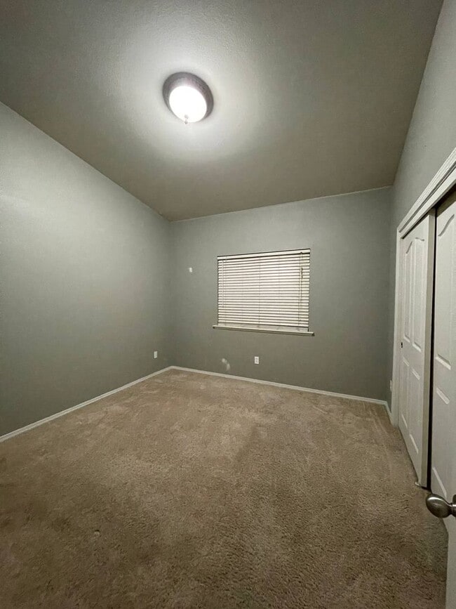 Building Photo - $500.00 off 1st Month's Rent!!