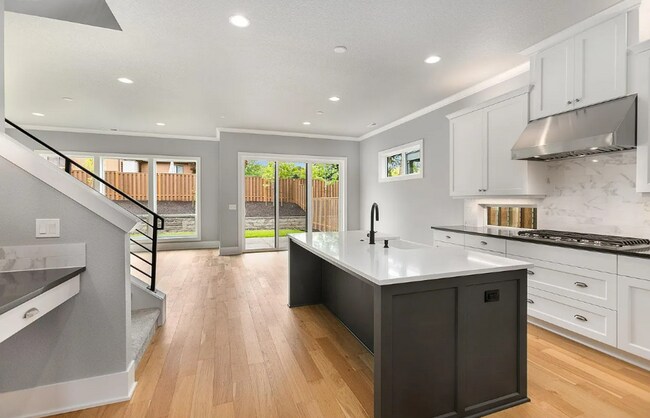 Foto del edificio - Stunning Bethany Farmhouse with Chef’s Kitchen, Media Room, Main-Level Suite & Luxury Designer Fi...