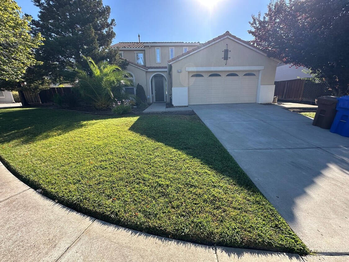 Foto principal - Beautiful 4 Bedroom 3 Bath Shadow Lakes Home