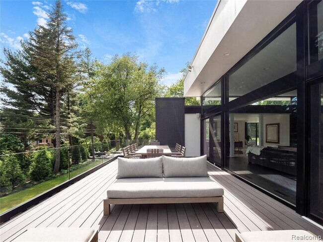 Foto del edificio - 3467 Sutton Pl