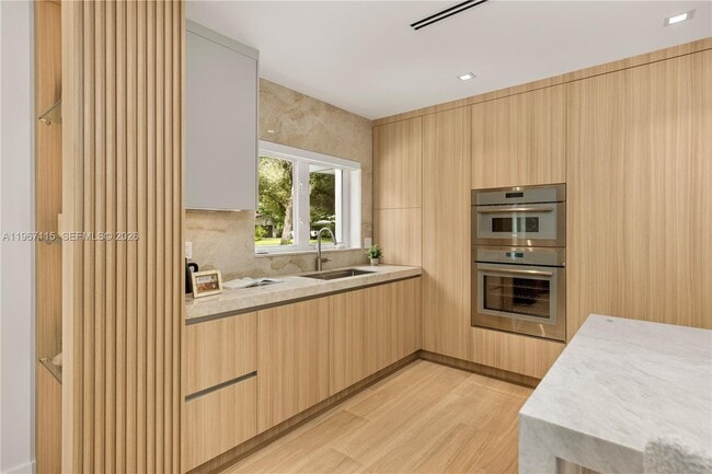 Foto del edificio - 6011 Maynada St