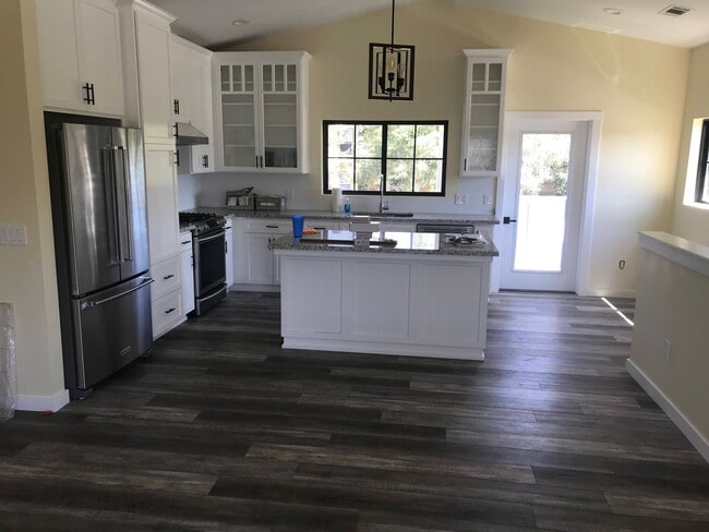 Building Photo - 1334 Ella St