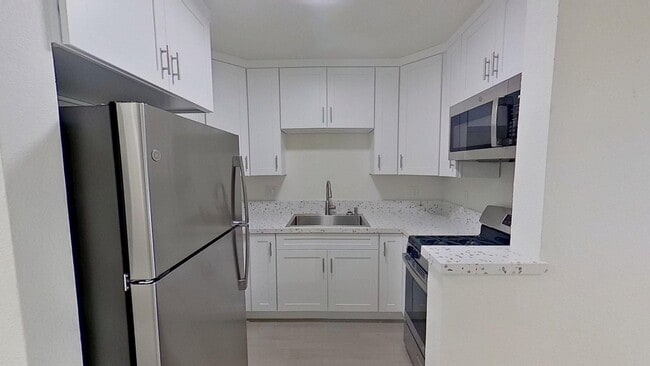 Interior Photo - 437-443 W Valencia Dr