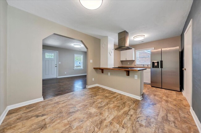 Foto del edificio - Updated 2 bedroom 1 bath with hardwood flo...