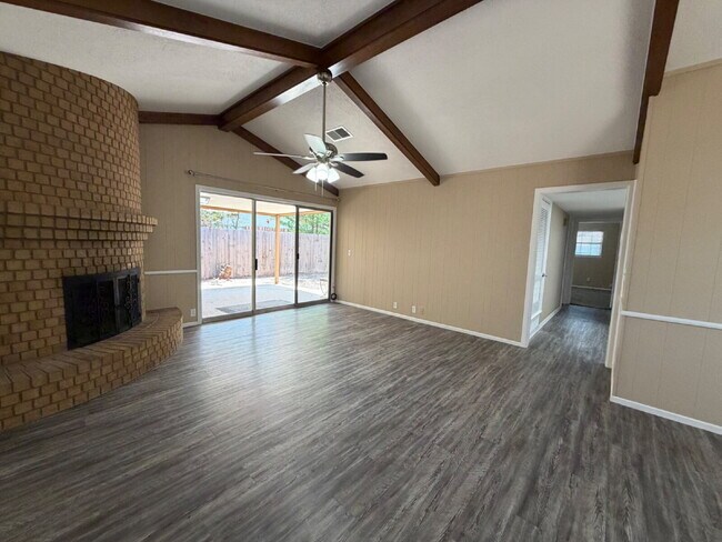 Foto del edificio - "Charming 2-Bed, 2-Bath Duplex 1,250 Sq Ft of Comfort in Lubbock!"