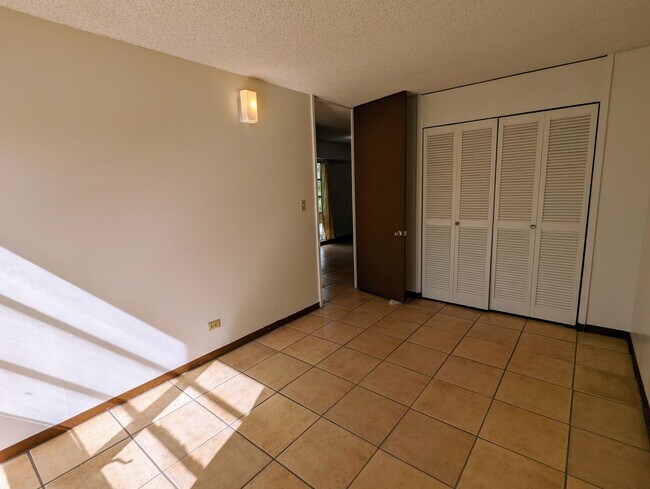 Building Photo - Convenient Makiki 2-bed, 1-bath, 2 parking...
