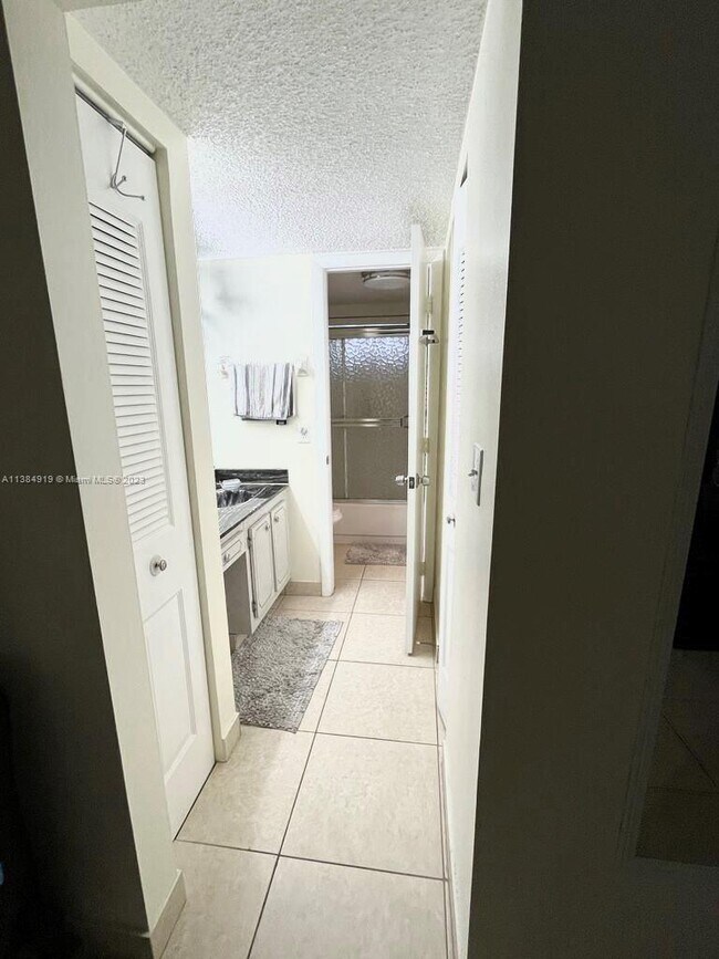 Foto del edificio - 5961 NW 61st Ave
