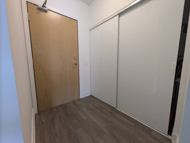 Photo du bâtiment - 211-1350 Ellesmere Road