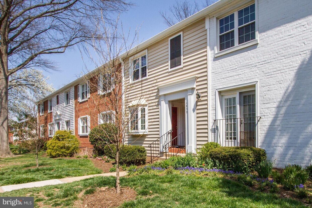 Foto principal - 2839D S Wakefield St