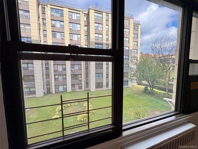 Foto del edificio - 98-41 64th Rd