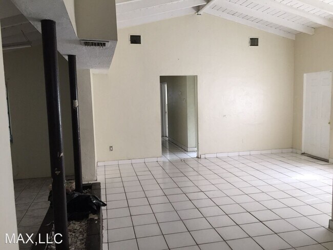 5 br, 2 bath House - 3271 GLENDALE BLVD - 4