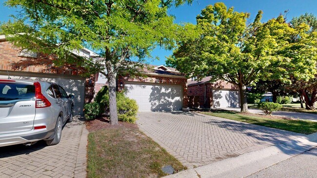 Photo du bâtiment - THREE BEDROOM CONDO TOWNHOME IN NORTH LONDON