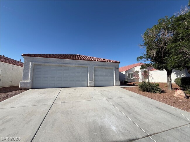 Building Photo - 2139 Meadow Green Ave