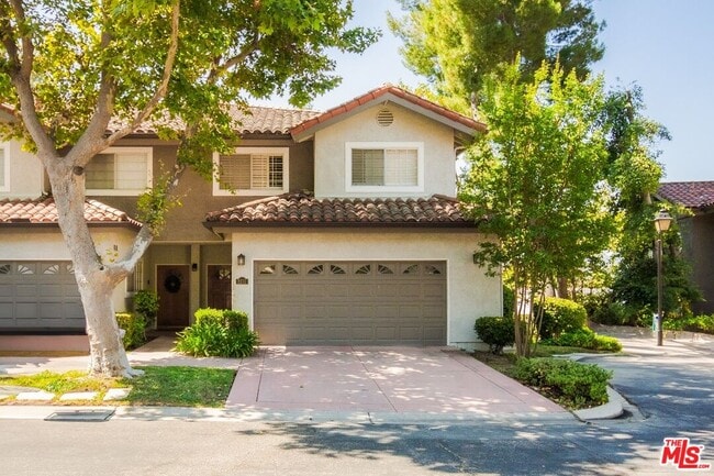 Building Photo - 3131 E Hillcrest Dr