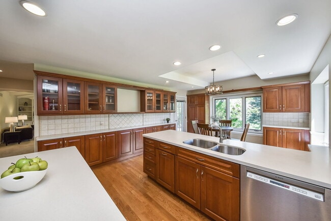 Building Photo - 2802 Wedgewood Dr