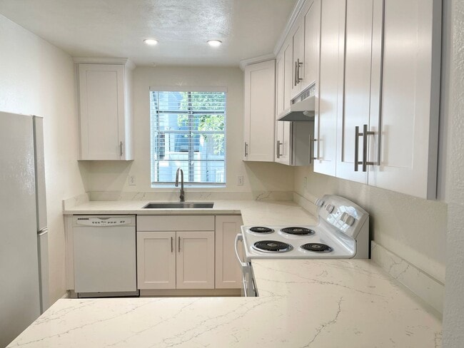 Building Photo - Updated 2 Bedroom Condo in Rohnert Park w/...