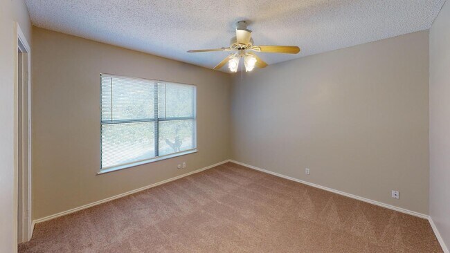 Foto del edificio - 14102 N Hills Village Dr
