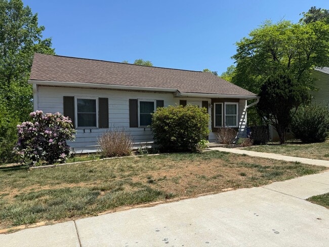 Building Photo - Cute 3 Bedroom, 2 Bath Home Near Asheville Mall