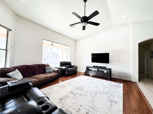 Building Photo - "Charming 3-Bedroom with 2 Full Bathroom  Pool Home in The Terraces!"