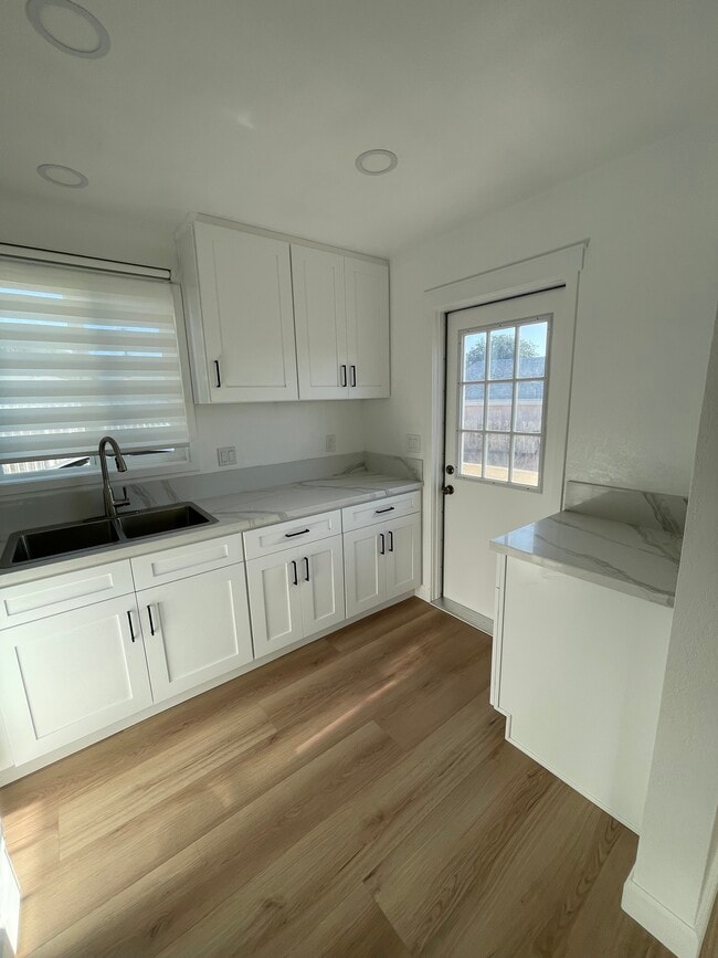 Building Photo - 6315 Osler St