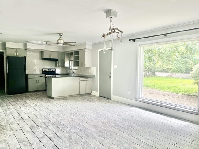Building Photo - 735 Westbrook Dr