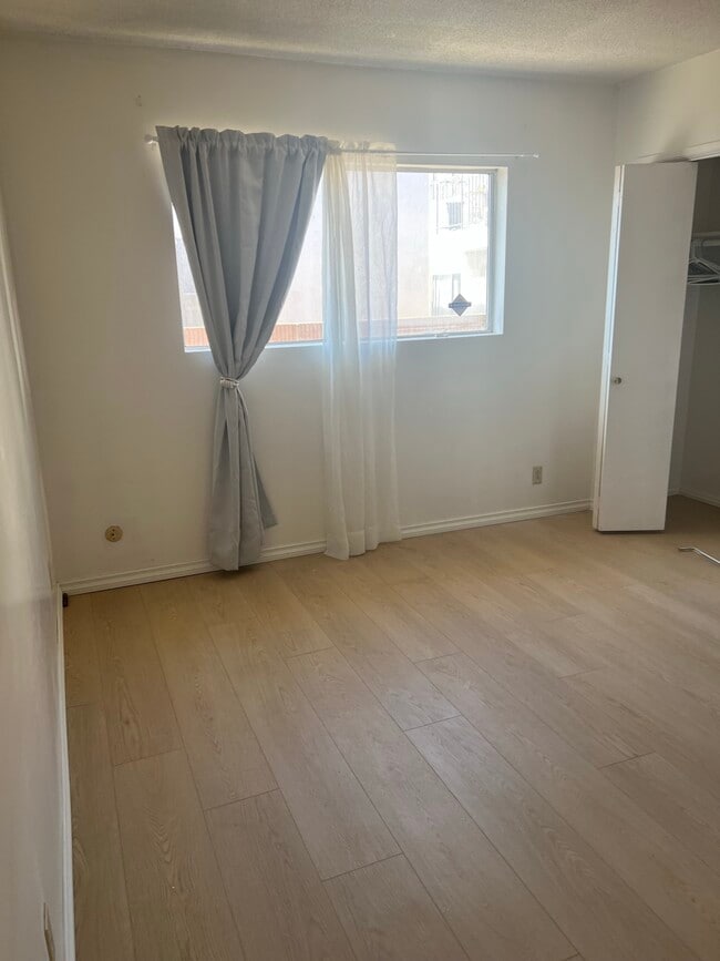 Foto del edificio - 1022 W 25th St